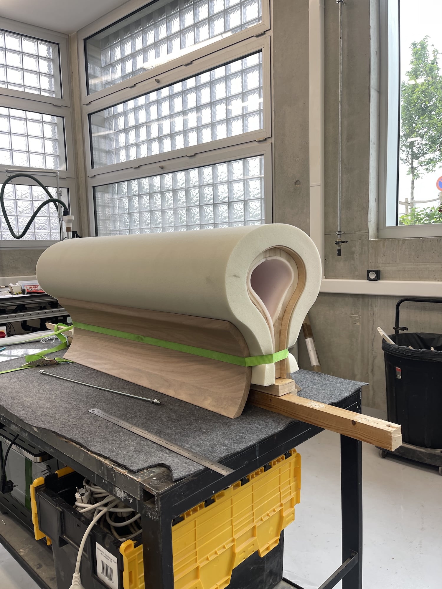 Un matelas figé en plein mouvement : le projet de diplôme qui détourne la pince bulldog Un matelas figé en plein mouvement : le projet de diplôme qui détourne la pince bulldog