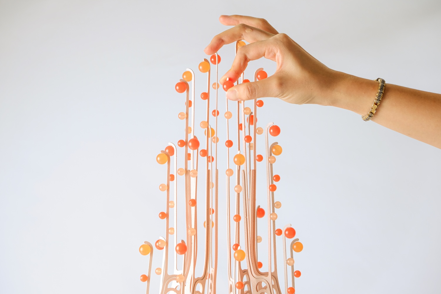 Elle brode l'acier comme un bijou : le corail imaginaire de Poh Sin Studio à Kuala Lumpur Elle brode l'acier comme un bijou : le corail imaginaire de Poh Sin Studio à Kuala Lumpur