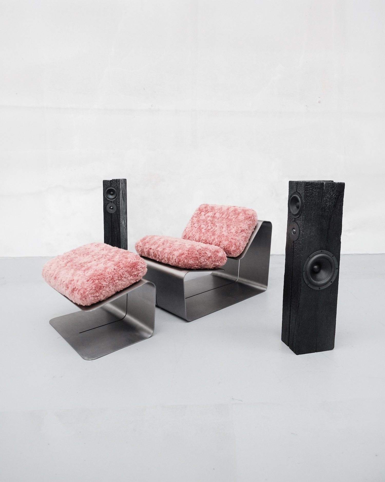 Un an de tests, du chêne brûlé et une résine maison : l'histoire des Yakisugi Speakers