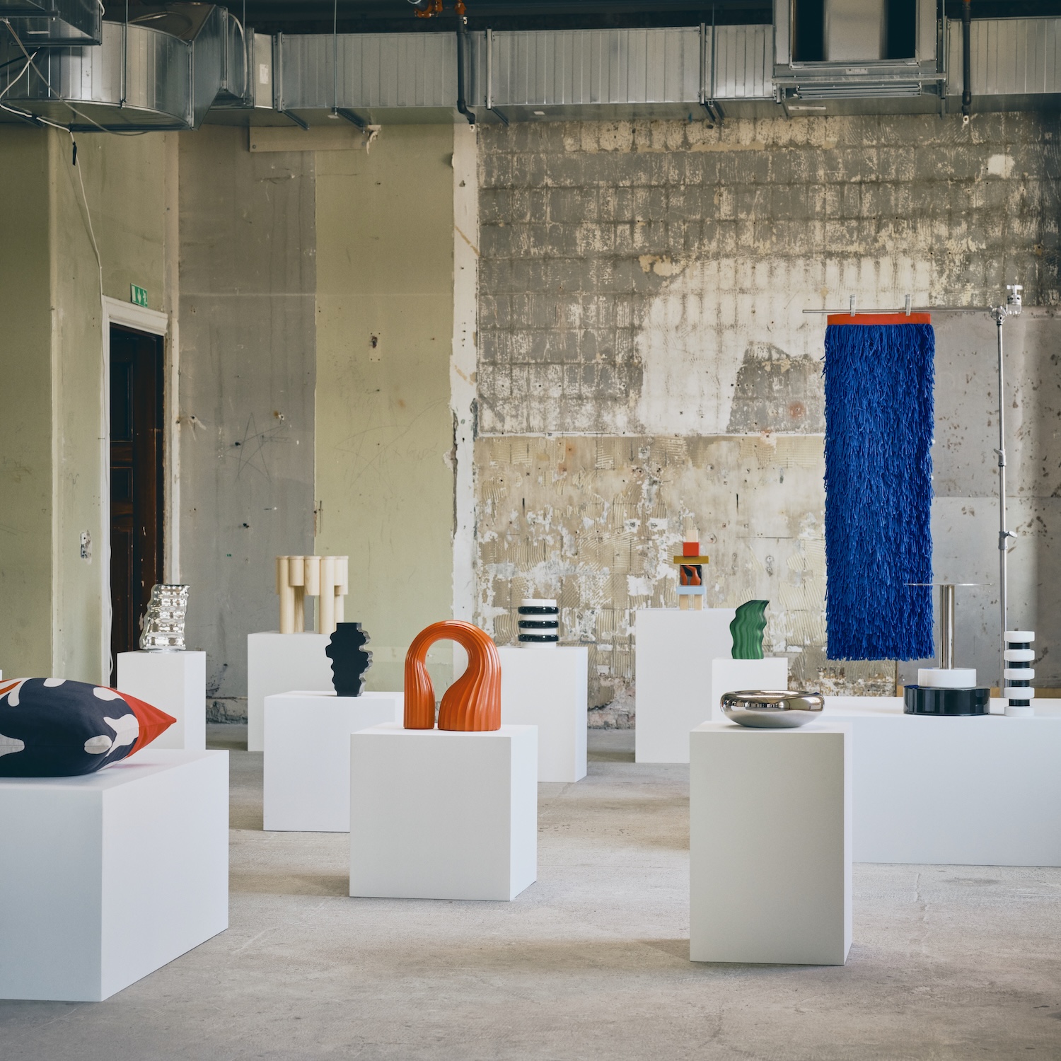 KONSTRUNDA chez IKEA : six créateurs, du pin massif et du verre pour brouiller art et design à la Paris Design Week