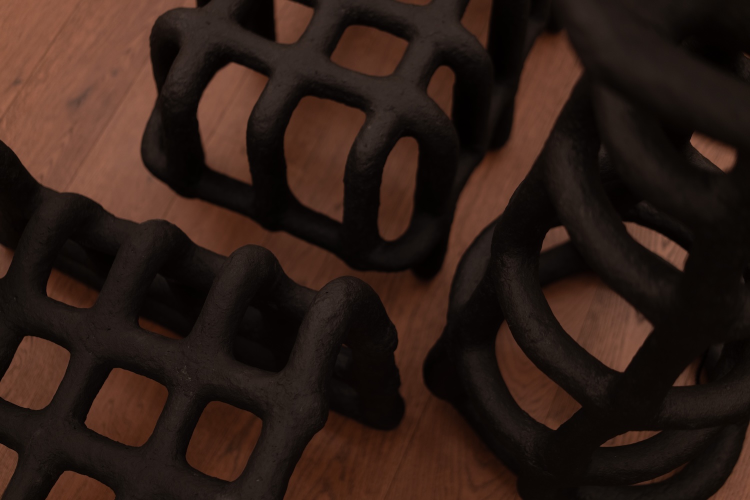 Midnight Collection : Samuel Aguirre teinte le papier au noir animal