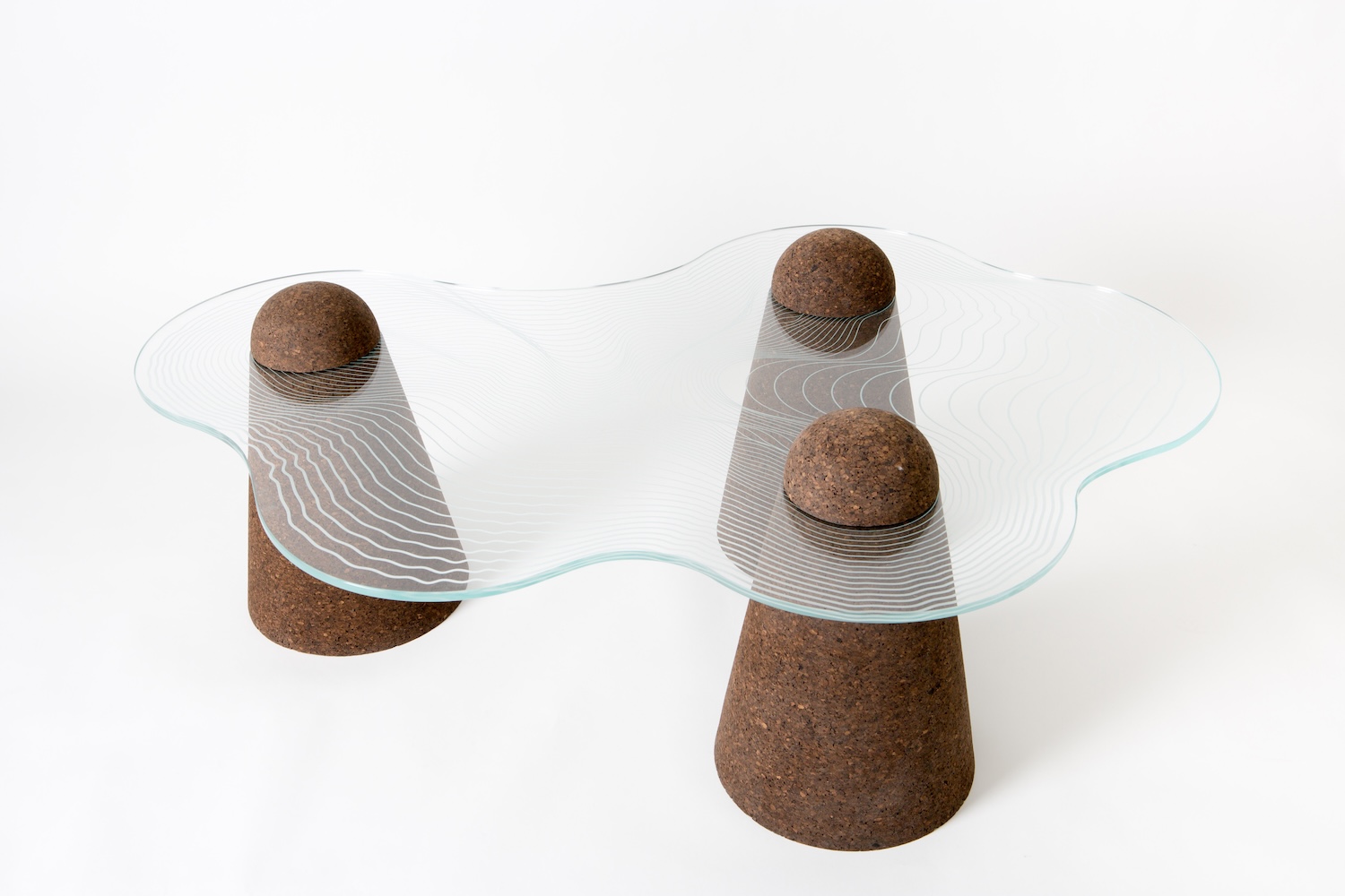 Maddi Bi par Joan Tarragó : Pourquoi cette table basse ressemble à une montagne posée sous un ciel de verre Maddi Bi par Joan Tarragó : Pourquoi cette table basse ressemble à une montagne posée sous un ciel de verre