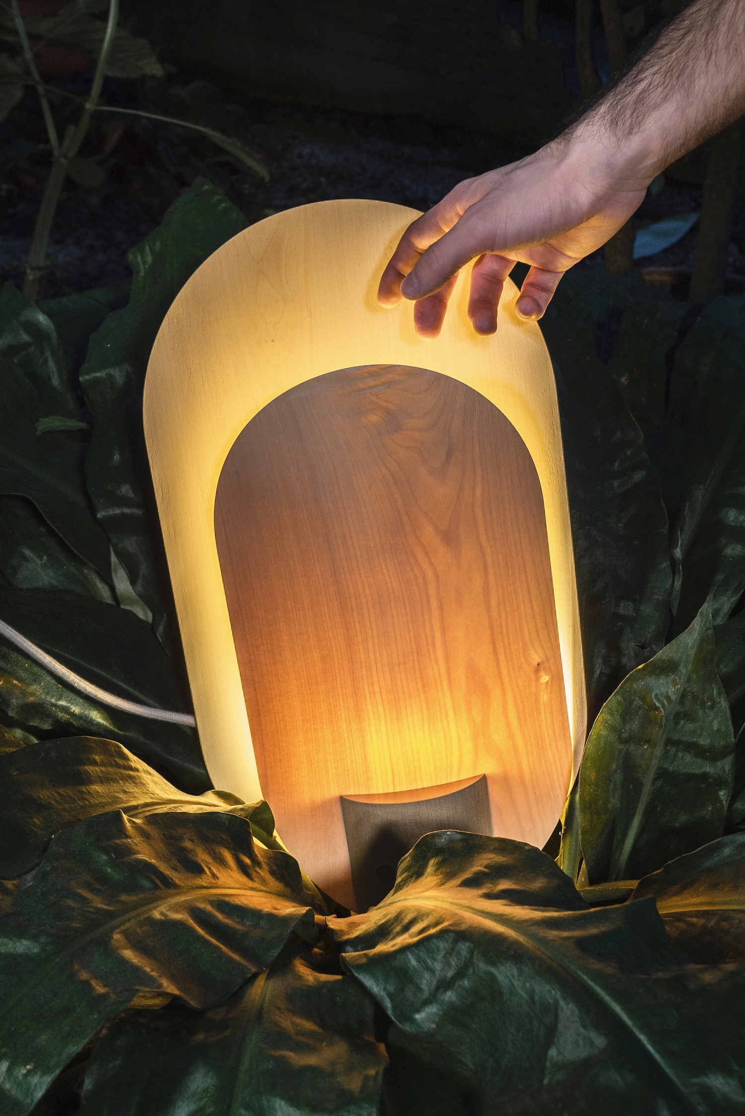 onO : la lampe en érable suisse de Jillian Reichlin qui tourne le dos au fast design
