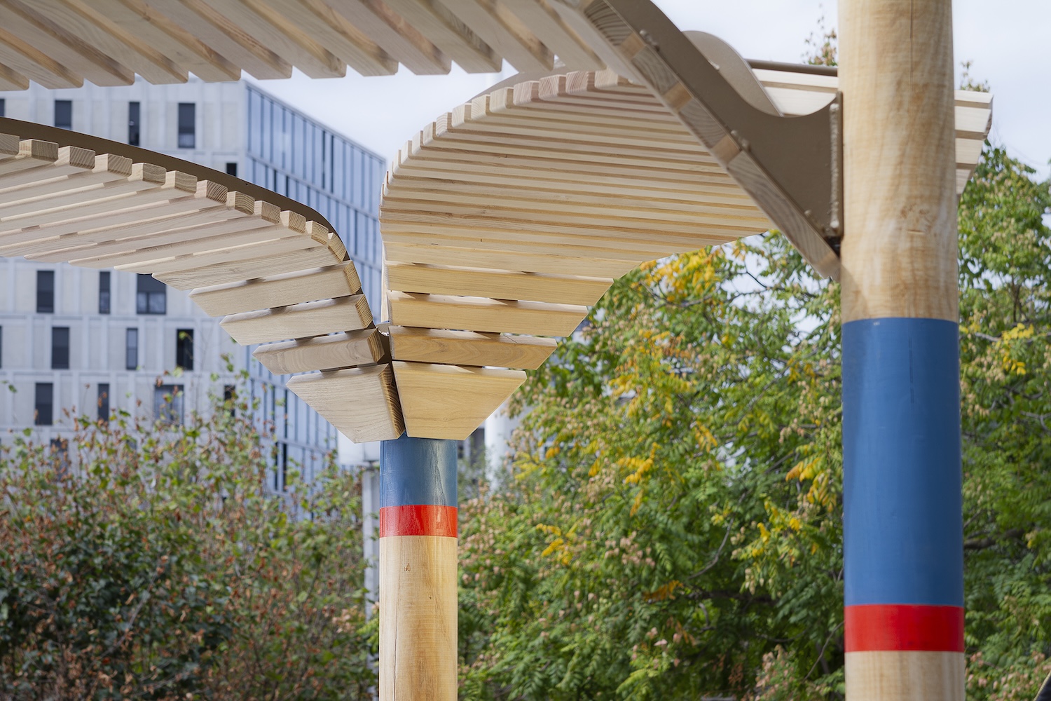 Nesira : le mobilier urbain en châtaignier et robinier de Julien Coutureau pour Marolleau Aménagement Bois
