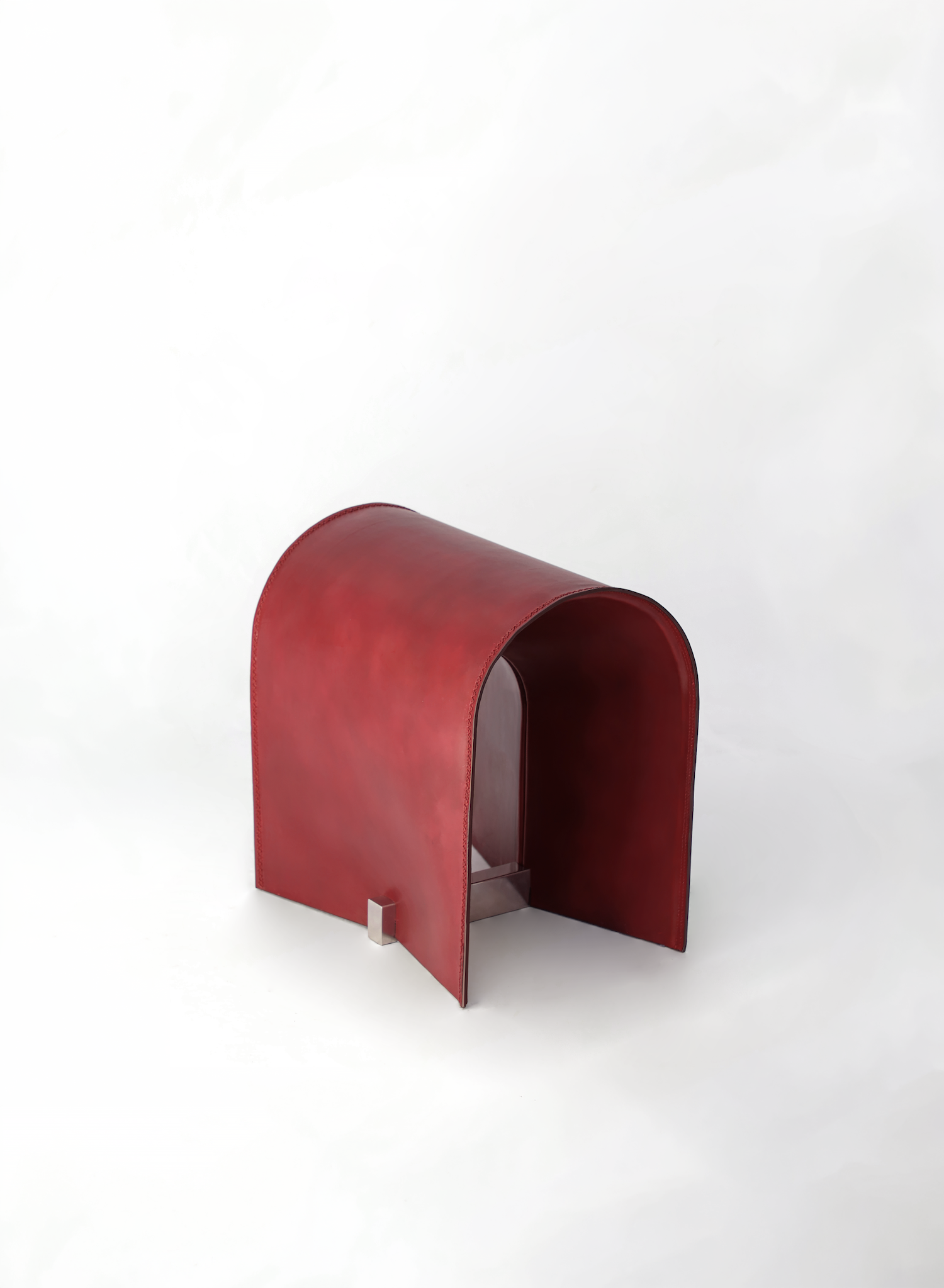 Mue de Gabrielle Monnin : le tabouret où le cuir devient structure Mue de Gabrielle Monnin : le tabouret où le cuir devient structure