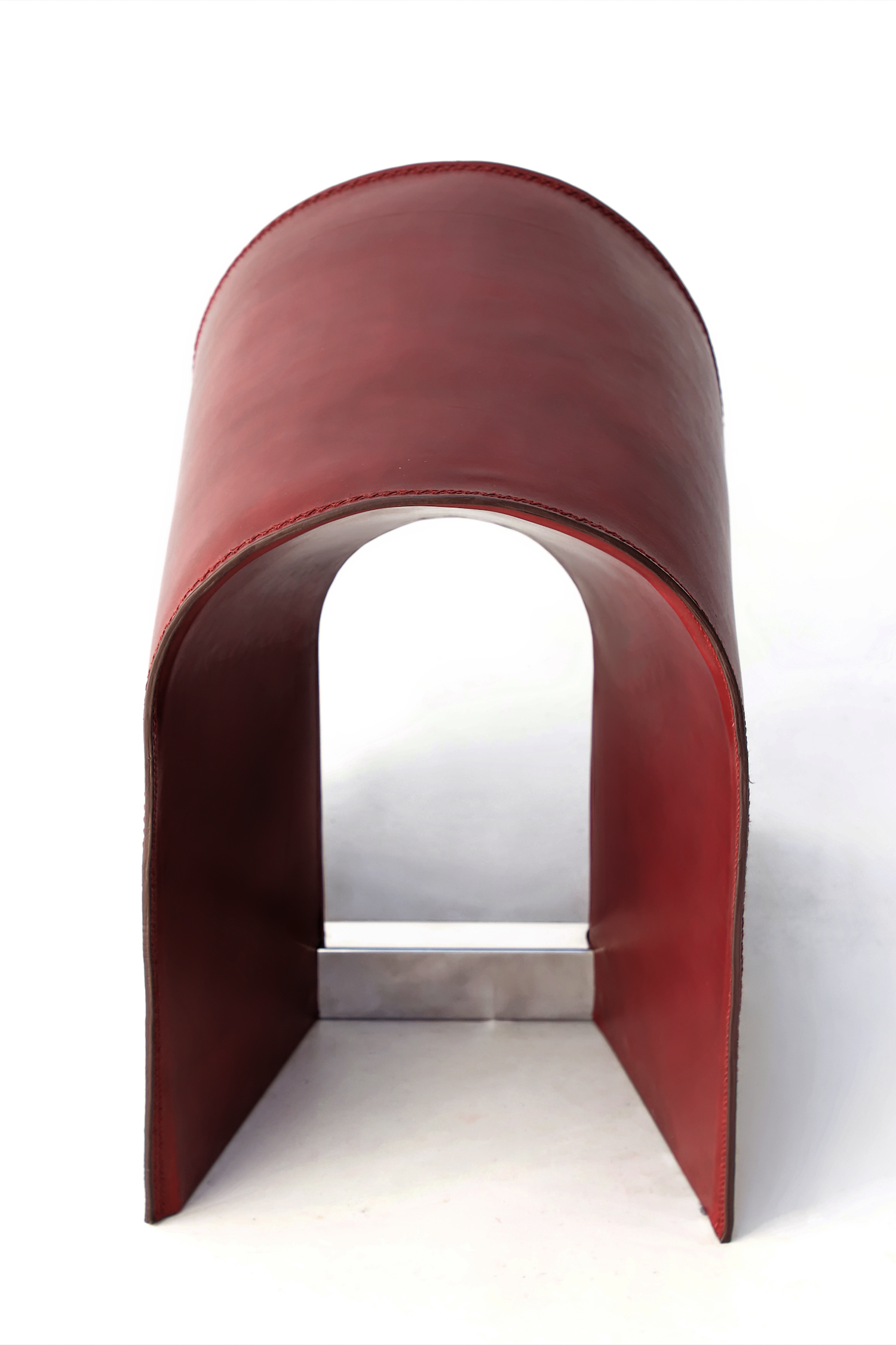 Mue de Gabrielle Monnin : le tabouret où le cuir devient structure Mue de Gabrielle Monnin : le tabouret où le cuir devient structure