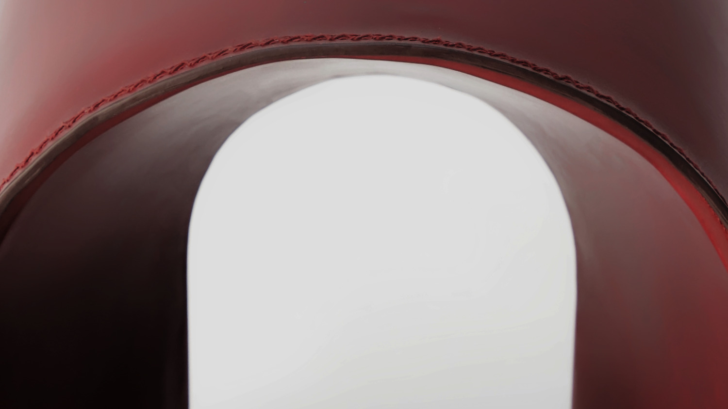 Mue de Gabrielle Monnin : le tabouret où le cuir devient structure