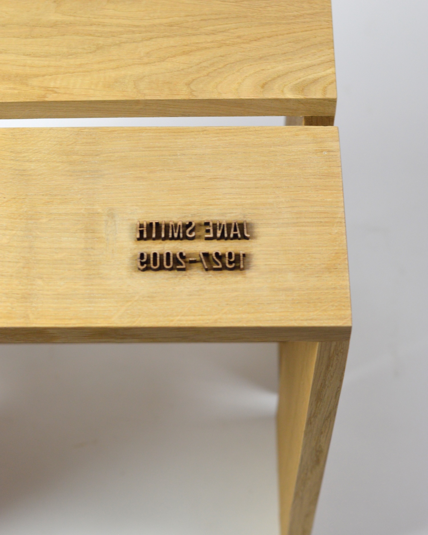 Eve Wolfs et Raphaëlle Bosmans : un tabouret en chêne pour faire son deuil à la maison Eve Wolfs et Raphaëlle Bosmans : un tabouret en chêne pour faire son deuil à la maison