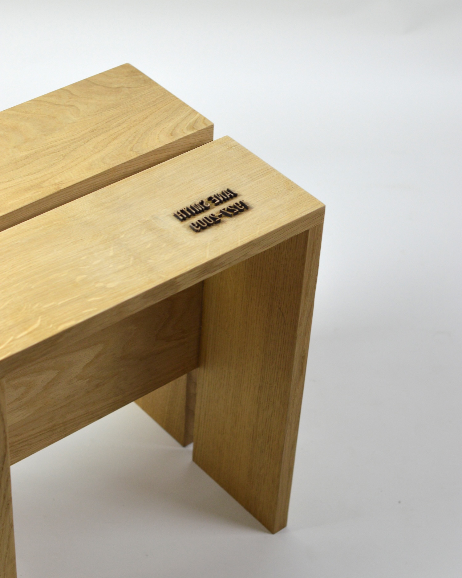 Eve Wolfs et Raphaëlle Bosmans : un tabouret en chêne pour faire son deuil à la maison